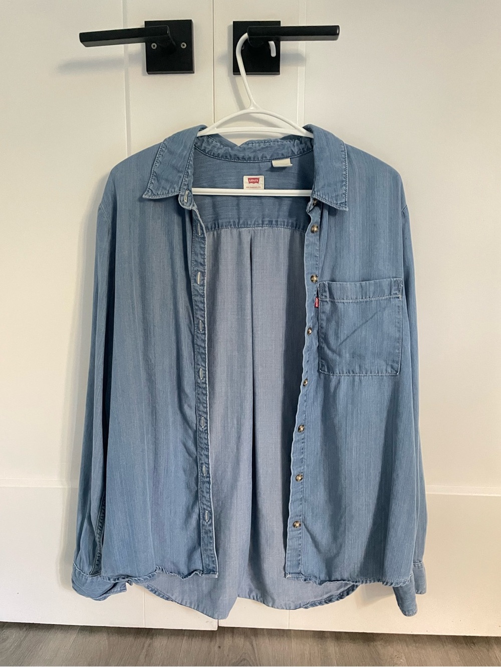 levi's lightweight denim button up shirt medium wash size medium